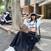 没想到，今年流行的“工装裙”，比百褶裙还洋气显瘦！潮人都在穿