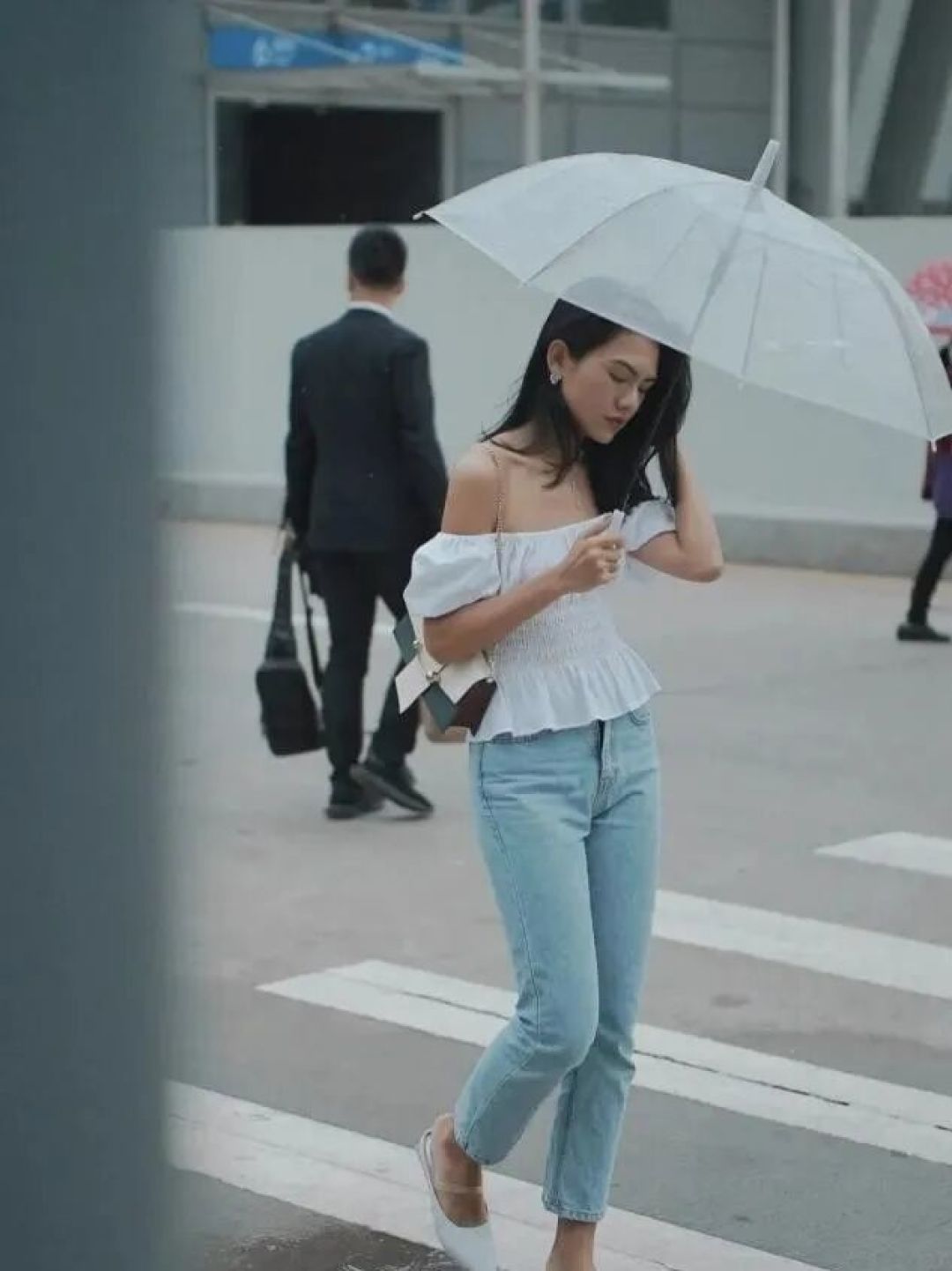 阔腿裤下面穿什么?建议这5种鞋子,舒适又显高,随便穿都很时髦