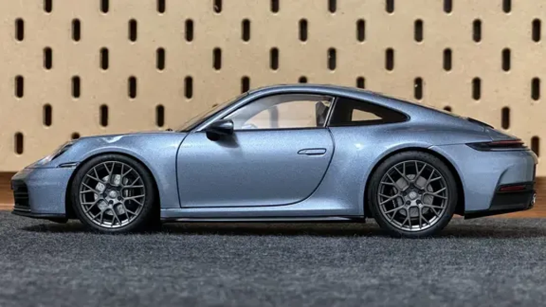 norev 保时捷911 carrera(992) 1/18