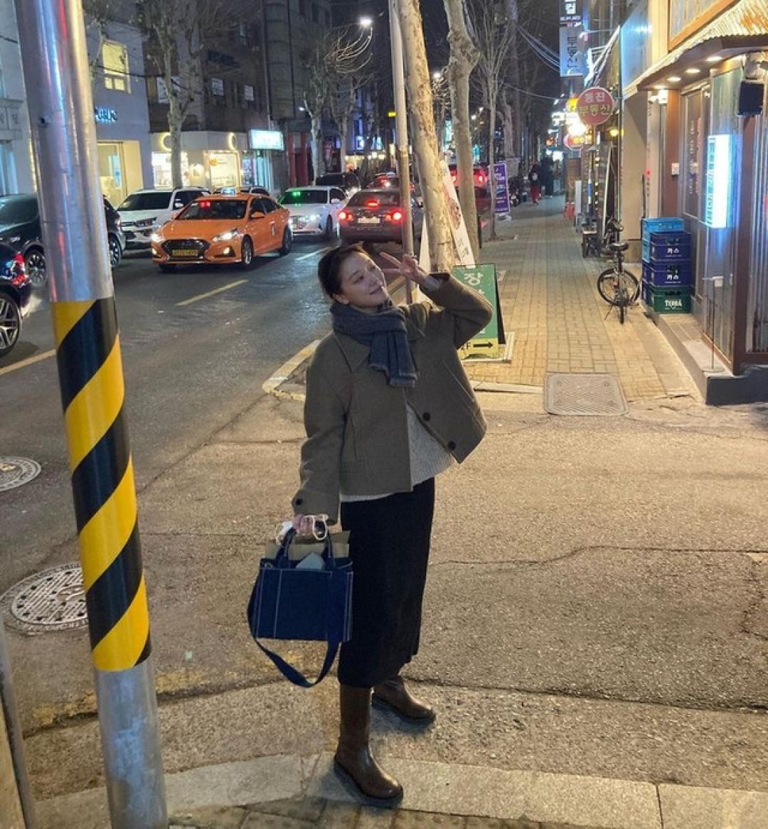 上了年纪的女人,冬天穿衣别再露脚脖子,这样穿好看又洋气
