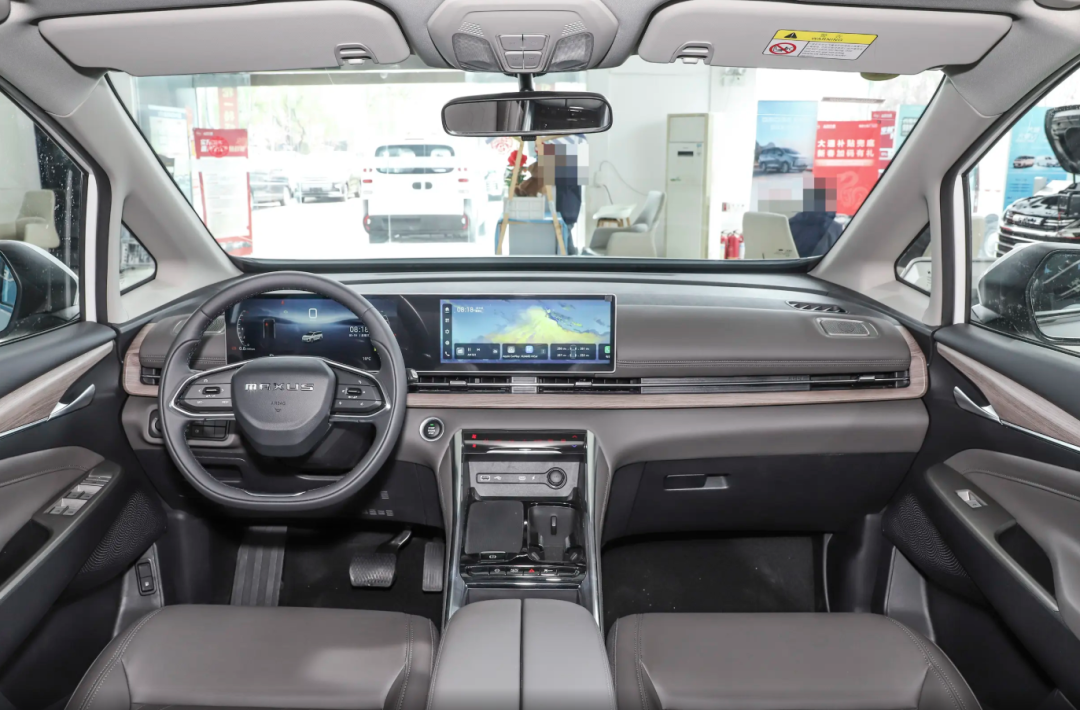 上汽全球化MPV,6.98万起!轴距2.8米,看起来挺大气