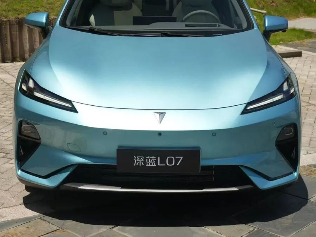 华为系增程轿跑 乾崑智驾 馈电3个油 55英寸HUD 20万拿下?