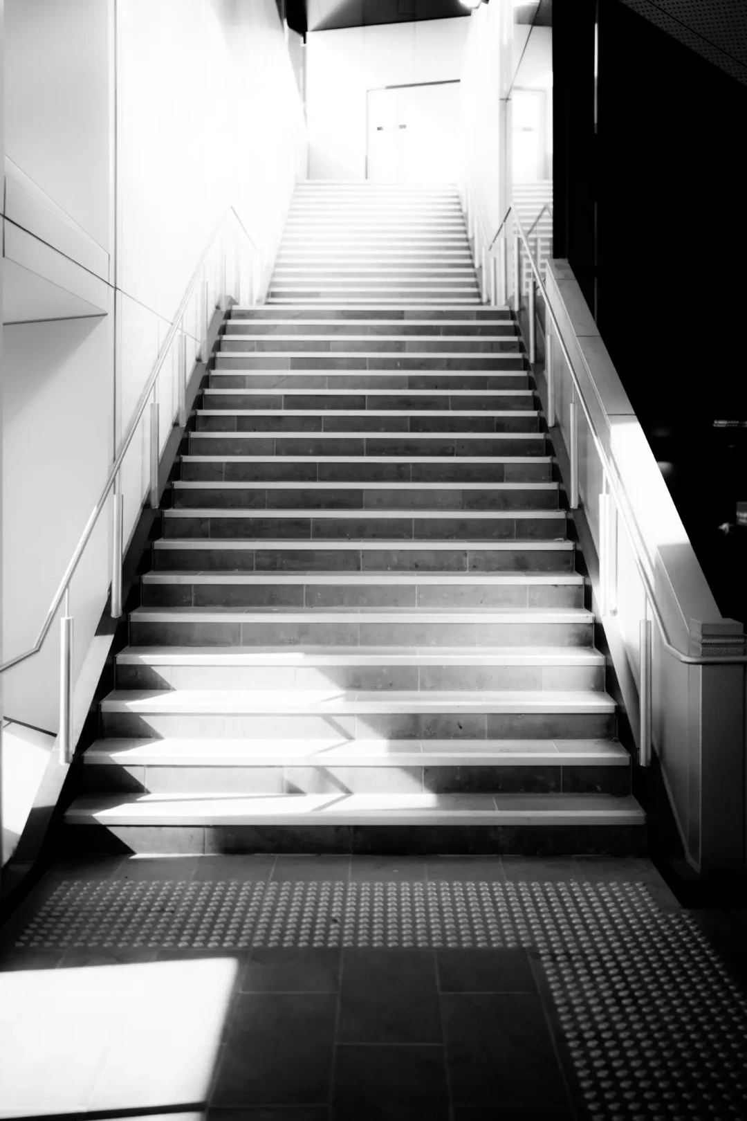 光影的建筑诗学:墨尔本Bell站的极简叙事