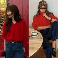 “红色毛衣”怎么穿才不显土气？建议学会这样打扮，衬肤提气质