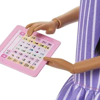 自闭症芭比上线，眼神闪躲，手指拨动，但依旧酷到不行！