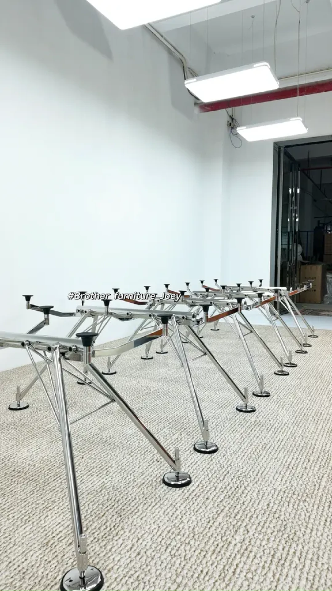 Nomos Table｜一张像“蚂蚱”的未来感桌子？