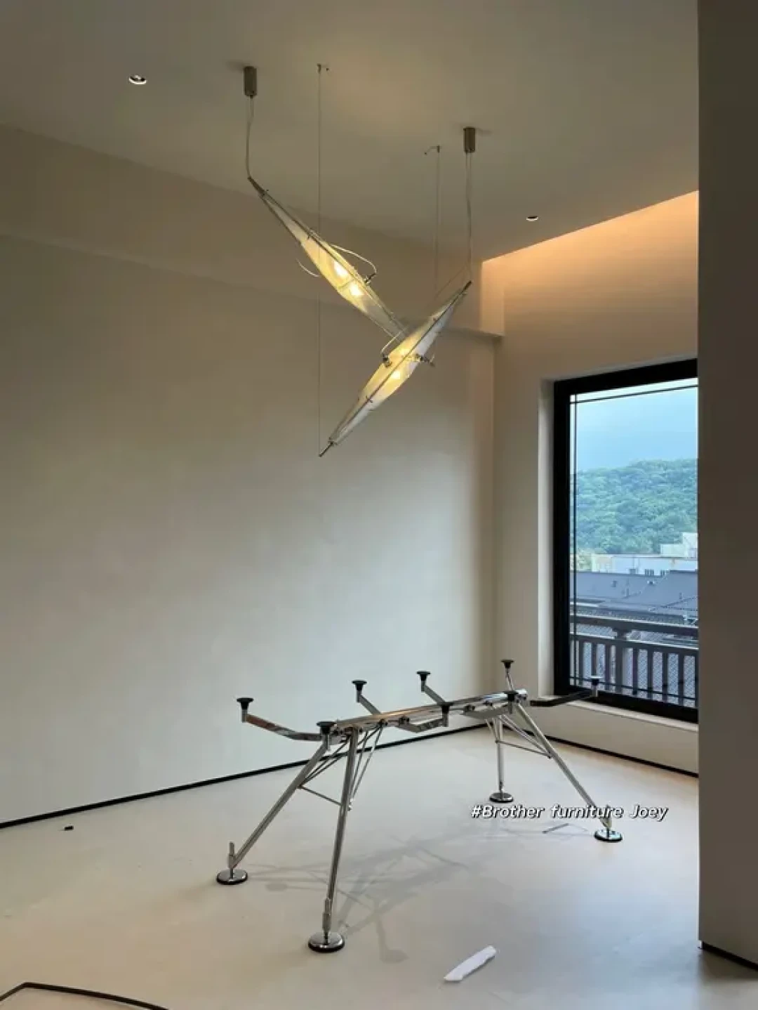 Nomos Table｜一张像“蚂蚱”的未来感桌子？