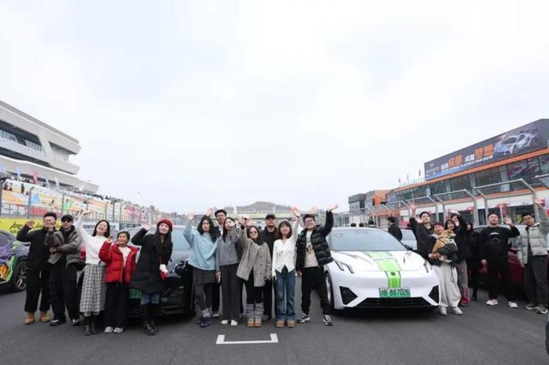 领克Z20亮相2025天府嘉年华，下赛道的快乐根本停不下来