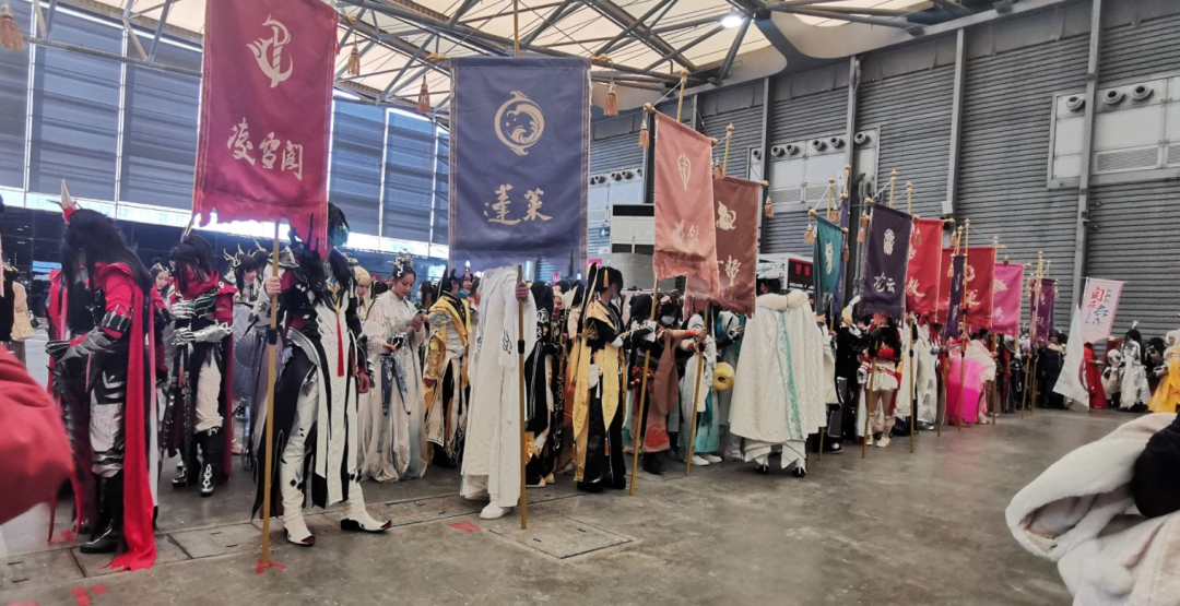 在资讯发达的网络时代，我们为何还要去线下看画展？