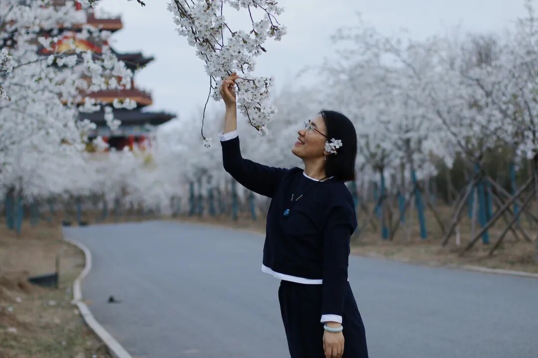 中年姐姐樱花树下拍照,7个动作,拍出自然温婉大片感