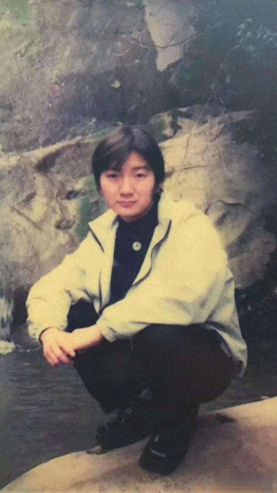 靠一首歌火上春晚,一度成为央视宠儿,如今定居北京,已成董事长