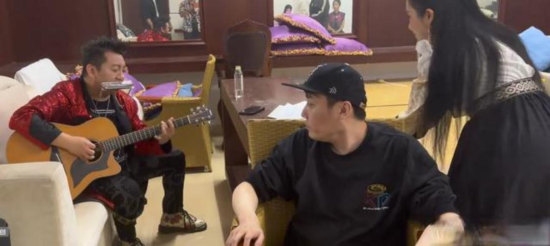 靠一首歌火上春晚,一度成为央视宠儿,如今定居北京,已成董事长