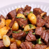 蒜香黑椒牛肉粒，外焦里嫩，馋哭邻居