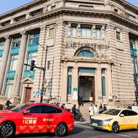 1亿颗糖的甜蜜抵达外滩，徐福记“新春发糖车”开进海派年味里