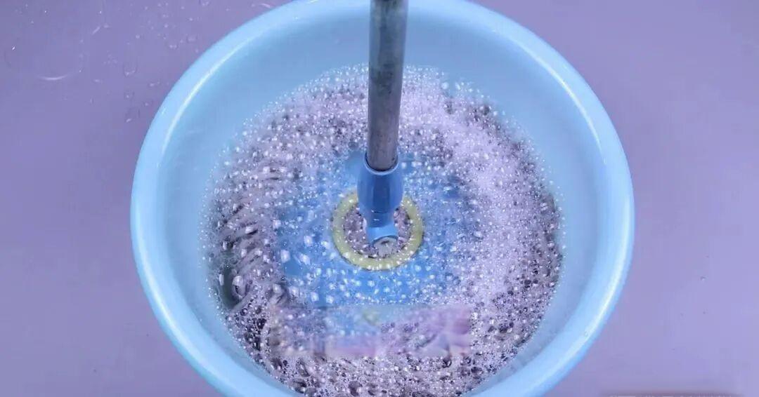 拖把又黑又脏怎么办?清洗时水里撒一把,拖把立马恢复干净无异味