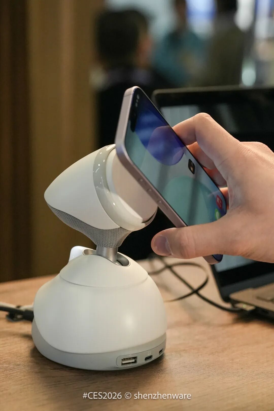 把具身 AI 养在桌面上:LOONA Deskmate 如何用刚需接住大模型的地气?| CES2026