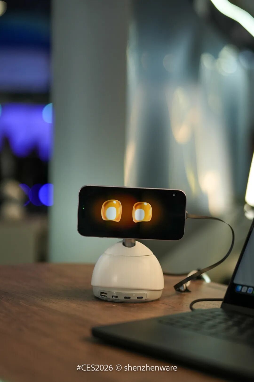 把具身 AI 养在桌面上:LOONA Deskmate 如何用刚需接住大模型的地气?| CES2026
