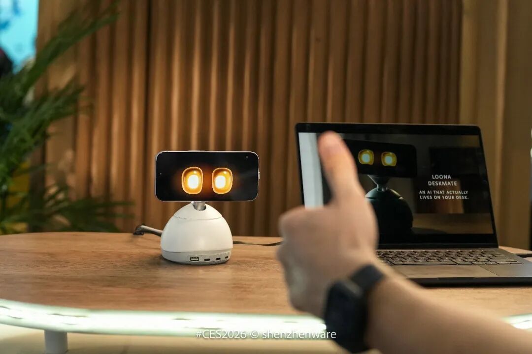 把具身 AI 养在桌面上:LOONA Deskmate 如何用刚需接住大模型的地气?| CES2026