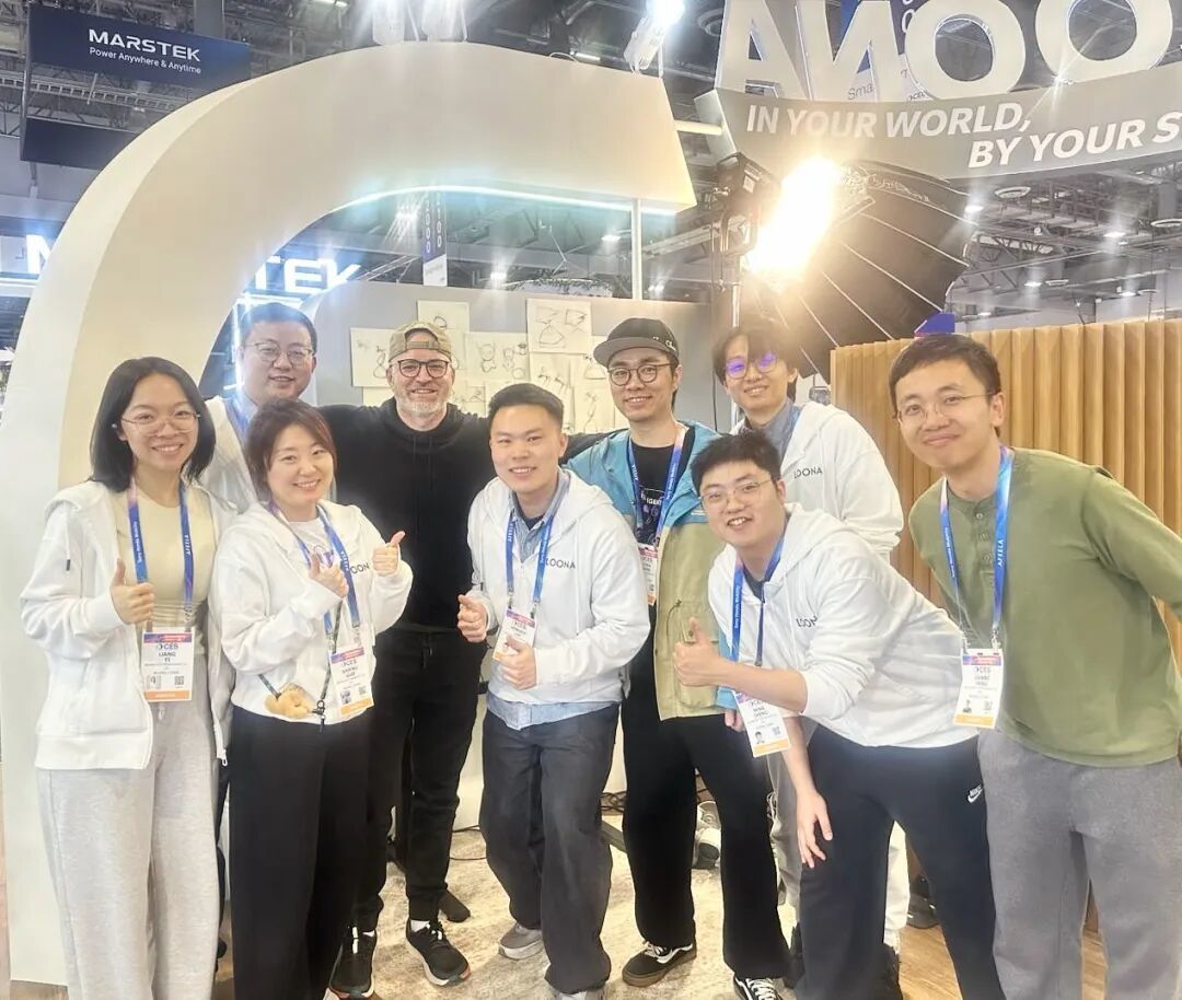 把具身 AI 养在桌面上:LOONA Deskmate 如何用刚需接住大模型的地气?| CES2026
