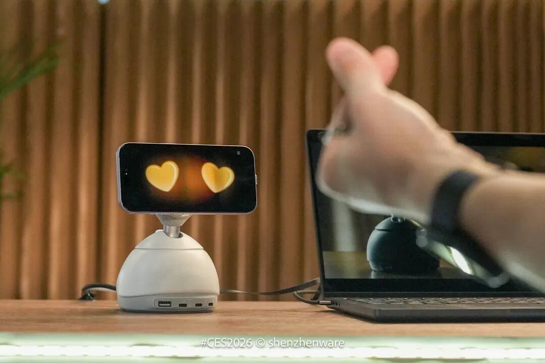 把具身 AI 养在桌面上:LOONA Deskmate 如何用刚需接住大模型的地气?| CES2026