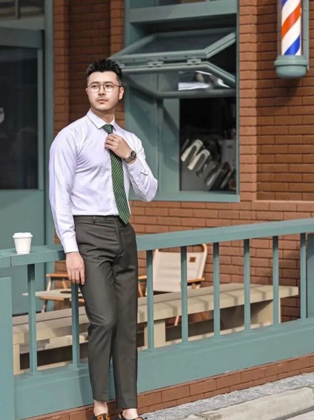 这是我见过最得体的中年男人：衣不花哨、裤不紧身，不扮嫩不油腻