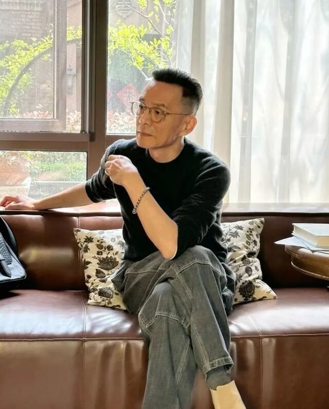 这才是50岁大叔该有的打扮:不穿花衣、不烫卷发,不油腻更显年轻