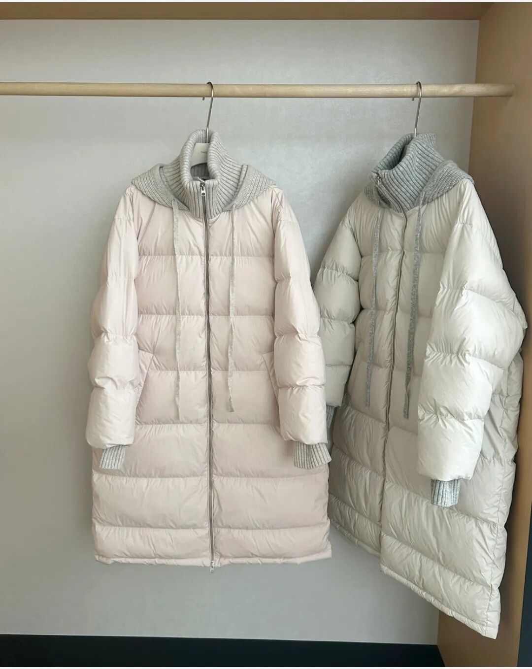 寒冬里的温柔铠甲：90绒221g撞色针织连帽羽绒服，把韩剧女主的松弛感穿身上