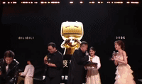 罗永浩B站百大领“年度新人奖”,奖杯意外“断头”