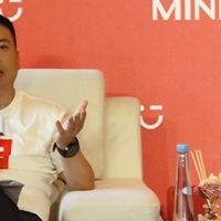 从中专生到百亿富豪，名创优品创始人的穿搭反倒从张扬变低调了？