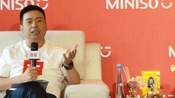 从中专生到百亿富豪，名创优品创始人的穿搭反倒从张扬变低调了？ 