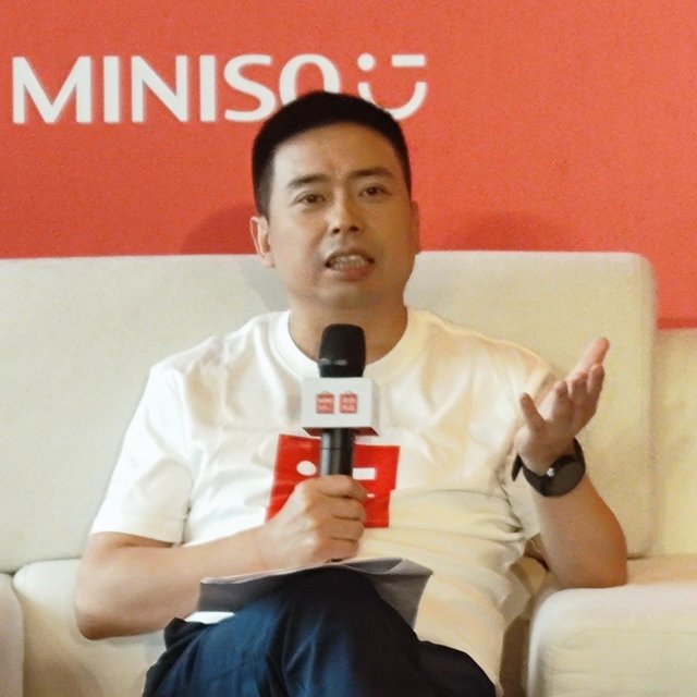 从中专生到百亿富豪，名创优品创始人的穿搭反倒从张扬变低调了？