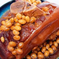 这黄豆蹄髈汤闭着眼做都好吃｜当村里的年轻人掌管跨年大餐 #当村里的年轻人掌管跨年大餐 #为乡村特产代言 #星乡村星农人 #青年创作者成长计划  #黄豆猪蹄