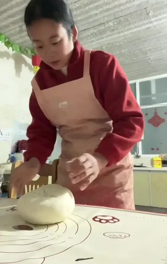 喜欢做饭的姐妹一定要试试这个硅胶揉面垫，上面自带刻度，做面食很方便。不管你怎么揉都不会粘面，即使不放干面粉也很干净利索，脏了用水一冲就干净了，真的是太方便了！