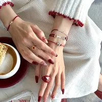 杨幂同款猪鼻子项链 vs 编织红绳手链？58位用户真实叠戴体验大公开