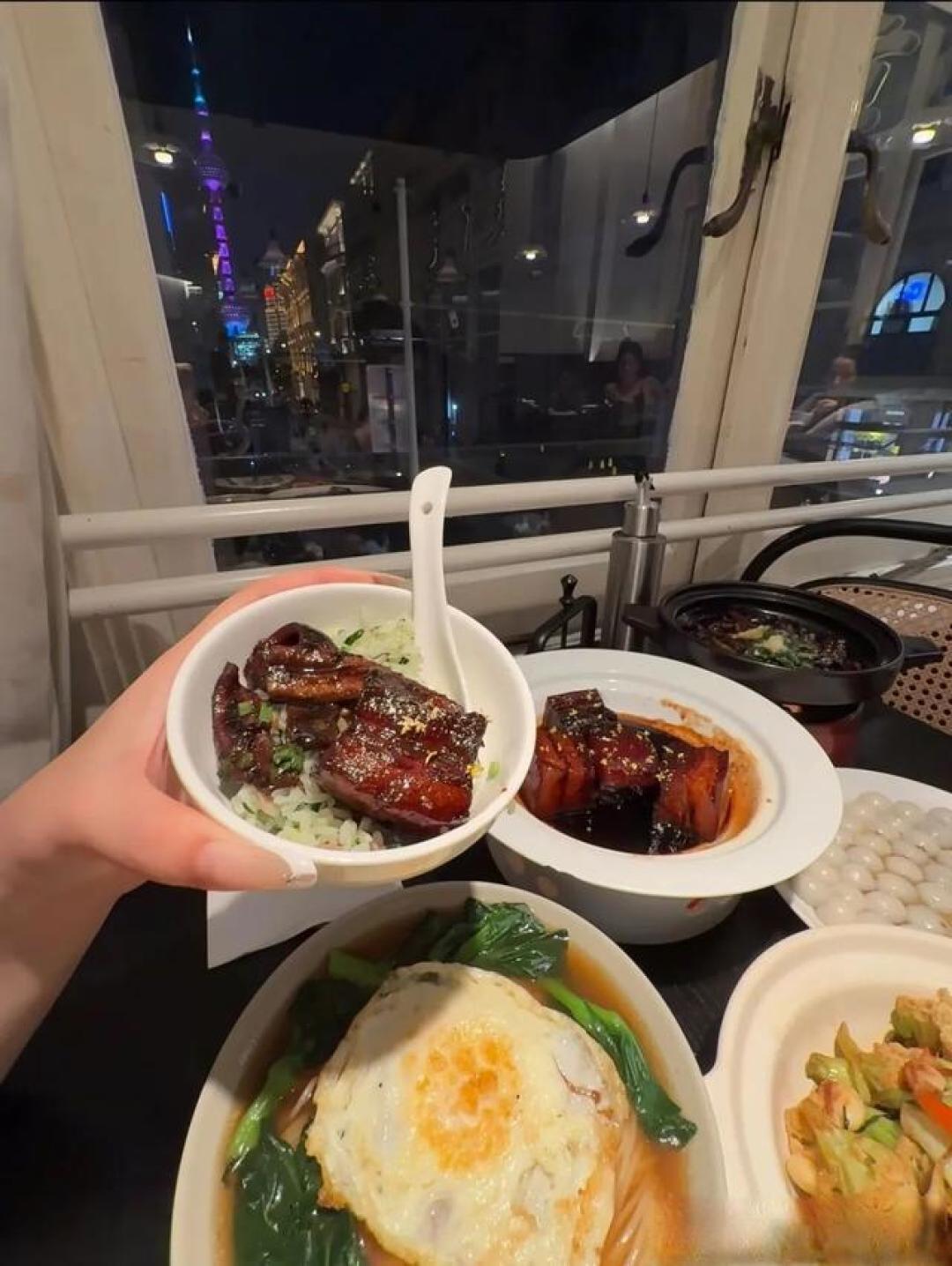 何浩楠上海寻味记：从浓油赤酱到葱油拌面，终于吃懂了这座城