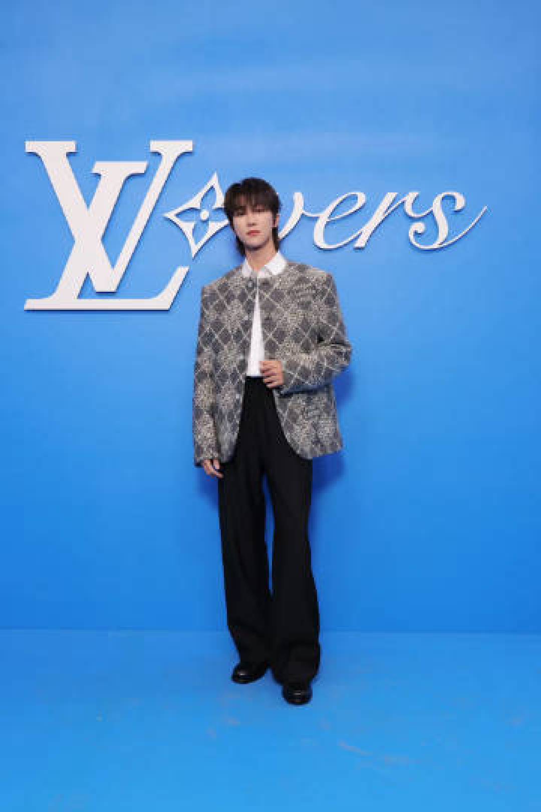 从先锋到贵公子，徐明浩用LV造型定义巴黎时装周美学