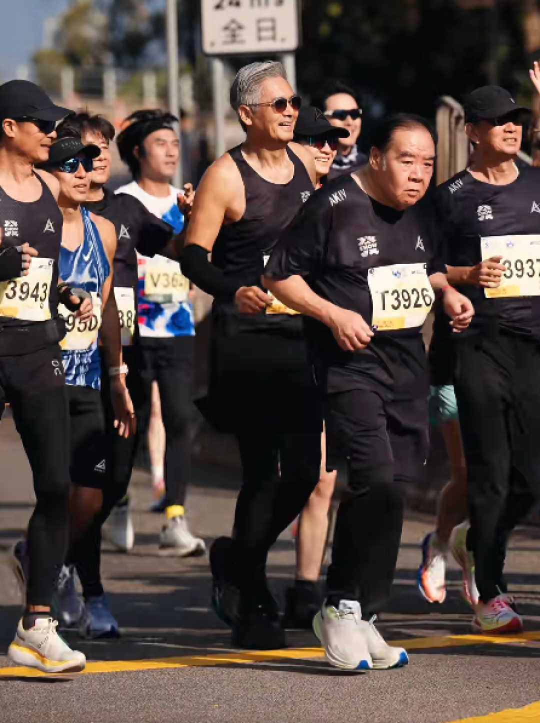 70岁周润发陪74岁郑则仕跑港马,10公里跑了2小时!