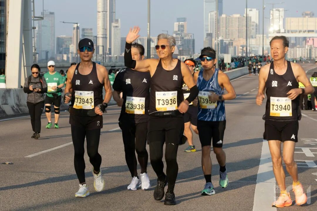 70岁周润发陪74岁郑则仕跑港马,10公里跑了2小时!