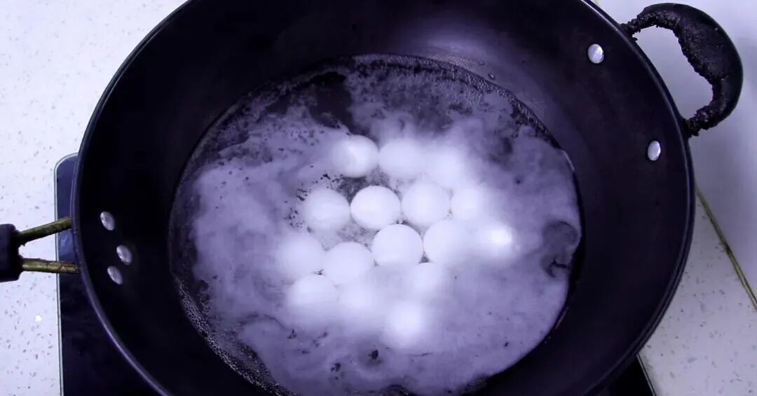 煮汤圆时,切记不要直接下锅煮,教你正确做法,出锅不破皮不漏馅