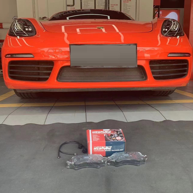 保时捷718 Boxster S刹车片轻触踏板便迅速收住力道。