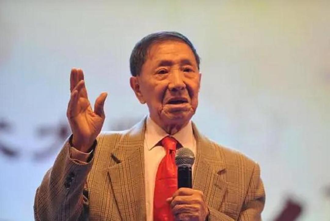 相声讽刺大师杨振华逝世，凭《假大空》获终身成就奖
