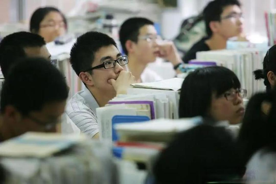 陕西高中生带手机被停课，教育局称学校规章制度，违反了受惩罚，有其合理性