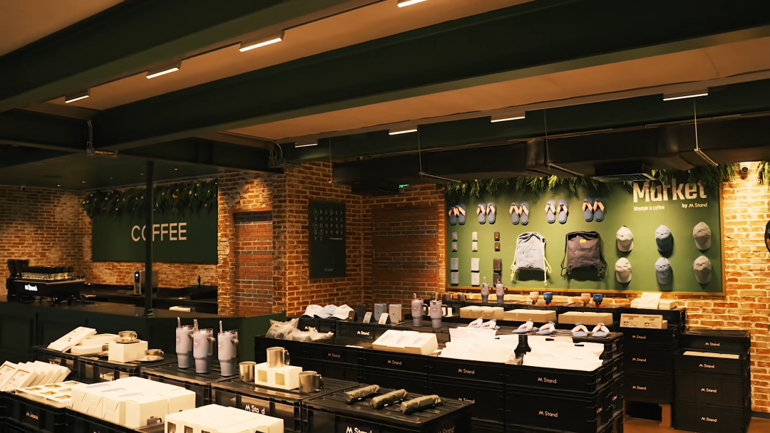 卖周边上瘾?M Stand Market深圳首店落地,把咖啡店开成潮流杂货铺