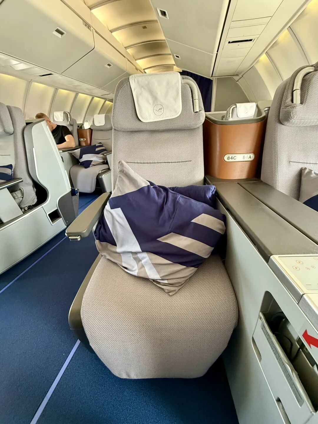 28K点数拿下跨洋商务舱,却被临时换成24年机龄空中女皇:惊险,但值!