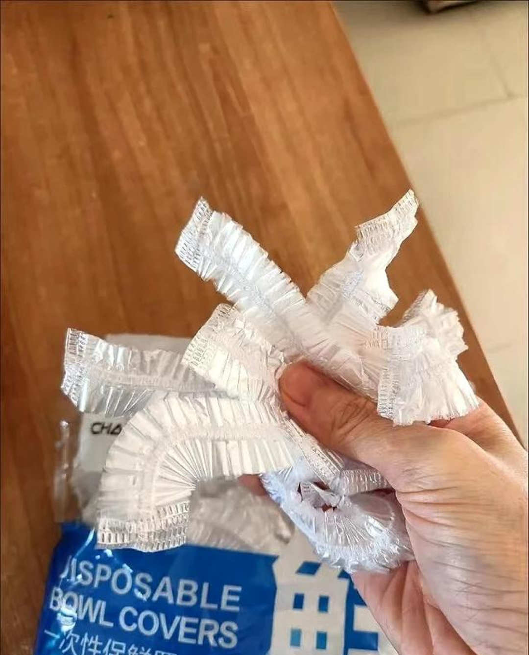 被年轻人的“保鲜膜套”用法震惊了!打开思路,妥妥生活神器