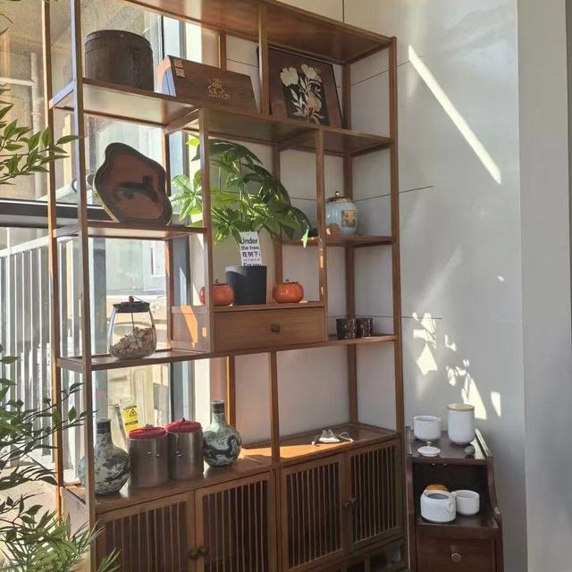 🍵 一方博古架，半盏岁月香｜把茶室的雅韵藏进烟火日常