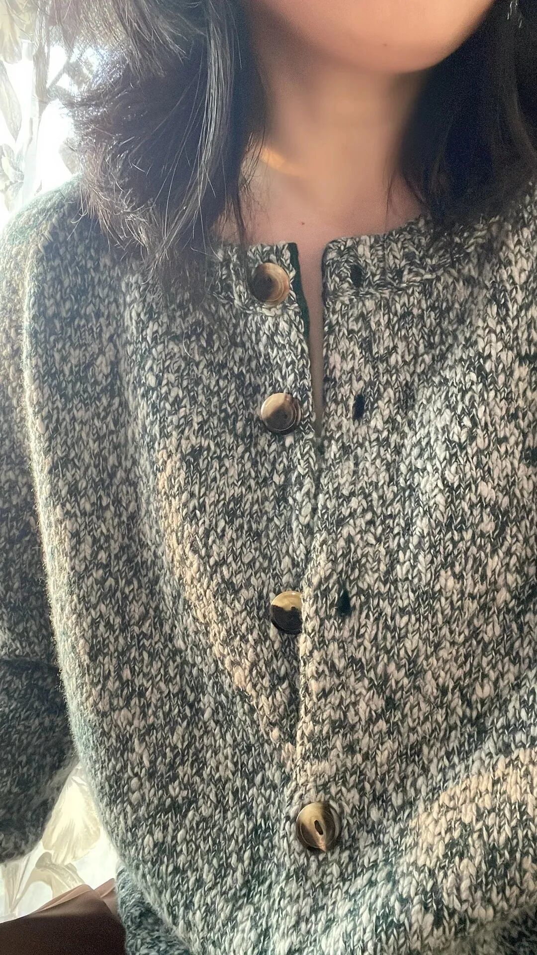 美貌与实力并存的一件开衫，插肩袖显薄却活动自如，外穿内搭都实用舒适