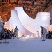 把高山雪道搬进时尚殿堂，中国李宁在米兰冬奥前夜交出一份「顶配」答卷