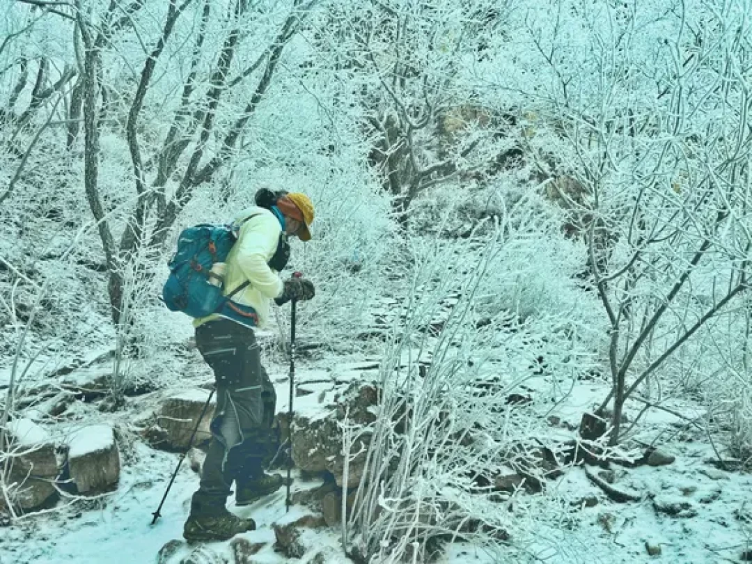 我昨天雪中爬山的装备及服装清单