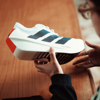 阿迪达斯Adizero跑鞋：性能突破还是规则边缘？全网观点大PK